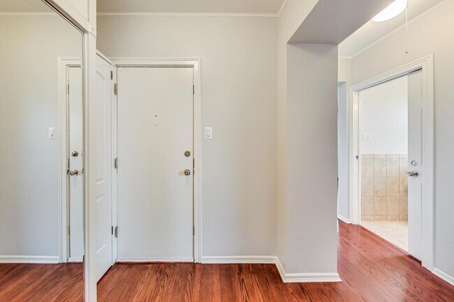 Building Photo - 5655 N Spaulding Ave