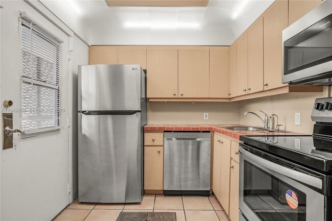 Building Photo - 20500 W Country Club Dr