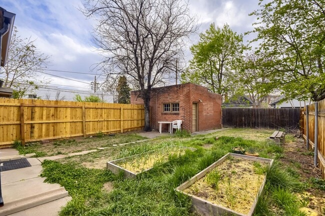 Building Photo - LOCATION LOCATION!! Brick townhome located in the highly desirable Wash Park West neighborhood!