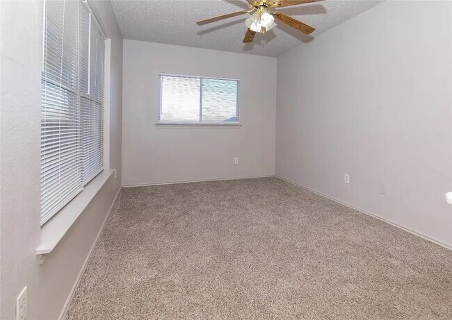 Building Photo - Room in House on Heyerdahl Dr