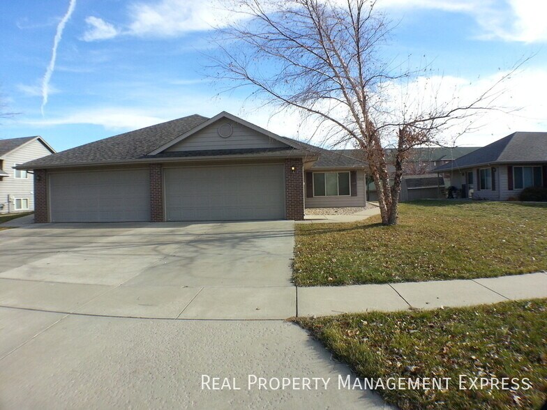 Primary Photo - Cozy 2 Bedroom, 1 Bath Twin Home with 2 st...