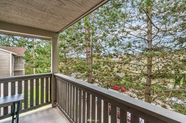 Building Photo - 2-Bedroom Condo with Vaulted Ceilings and Community Amenities in Everett