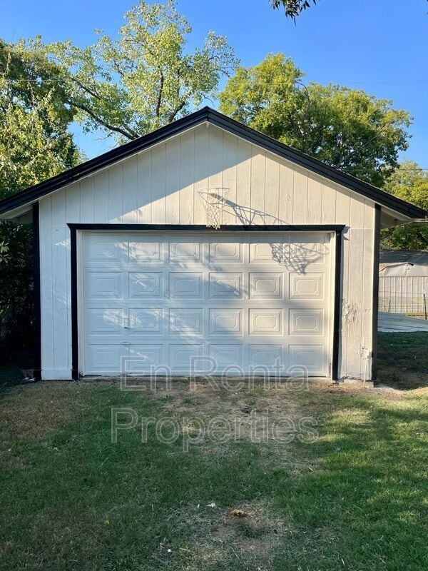 Building Photo - 826 Highland Dr