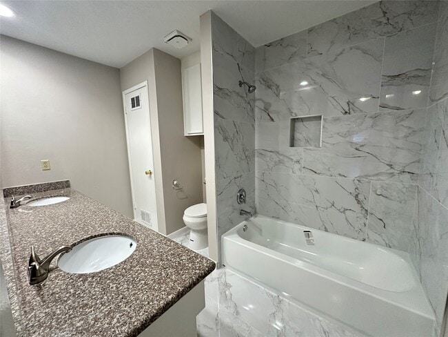 Building Photo - 2910 Colonial Dr