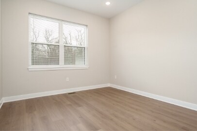Building Photo - 5720 Willow Creek Ln