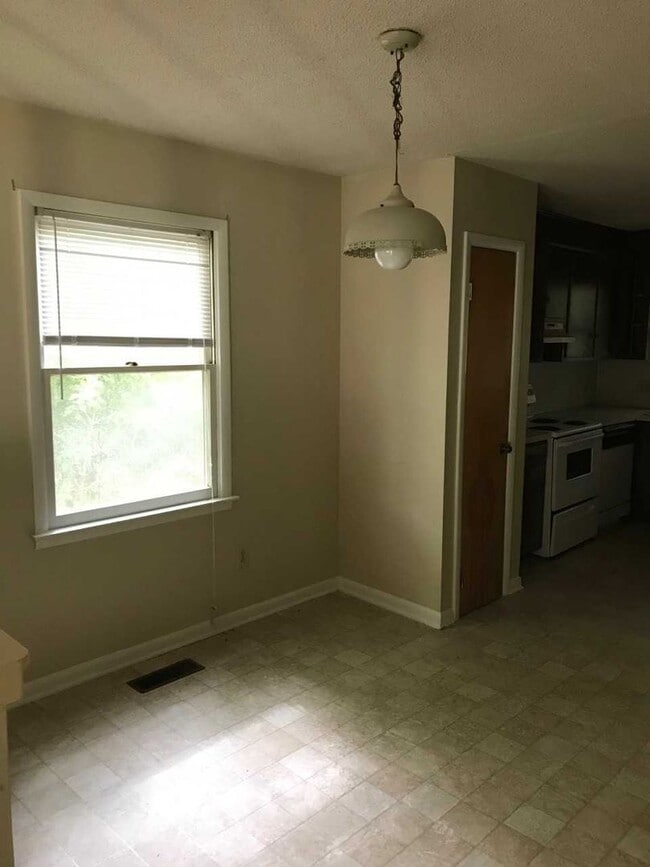 Building Photo - Charming 2 bed 2 bath duplex located in Newton