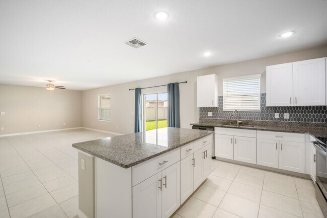 Building Photo - Newer Construction Rental with Open Layout...