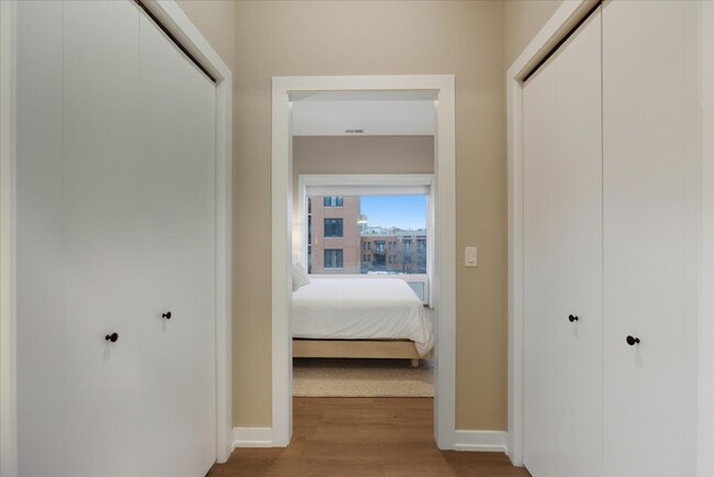 Building Photo - 3217 N Clark St