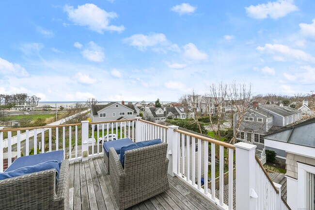 Building Photo - 104 Roton Ave