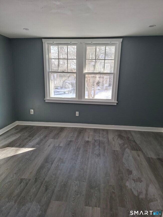 Building Photo - 7 Main St