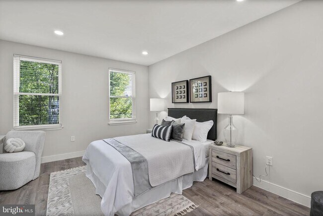 Building Photo - 518 N Lakewood Ave