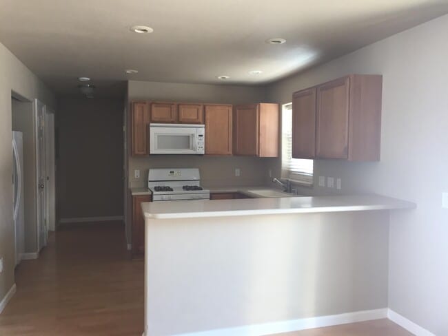 Building Photo - 441 Country Club Ln