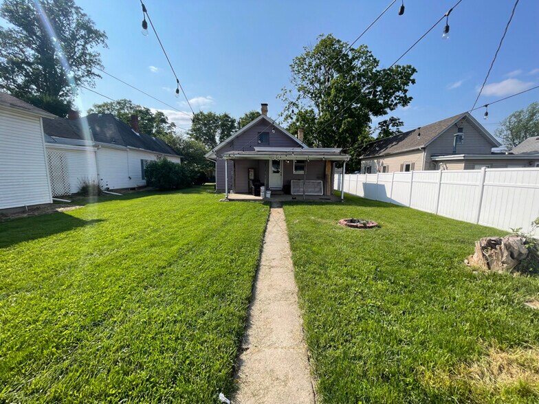 Building Photo - 324 E Center St