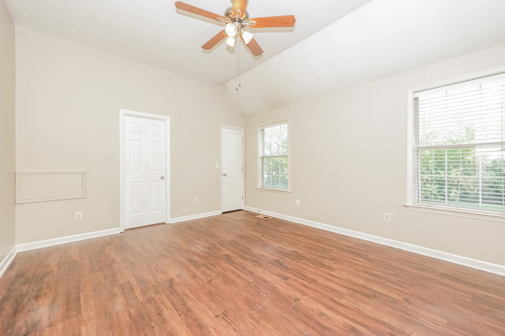 Building Photo - 901 Tal Ln