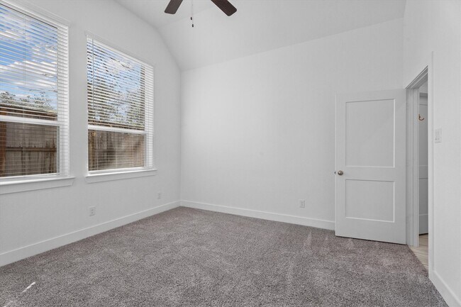 Building Photo - 120 Red Cascade Trl