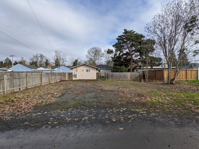 Building Photo - 5+ bedroom South Campus house w/ large fen...