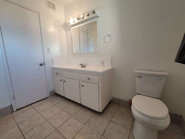Building Photo - Single-Story 4-Bedroom Apartment in Yucaipa!