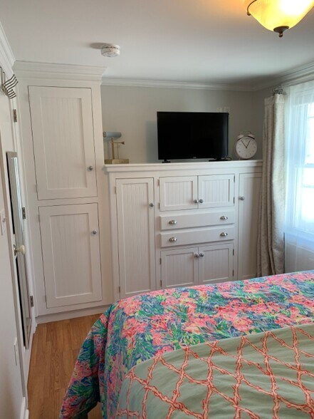 Building Photo - 8 Pine Tree Ave