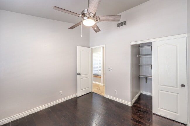 Building Photo - single story upgraded walking distance to park