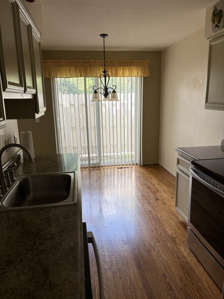 Building Photo - 1412 Hidden Meadows Dr E