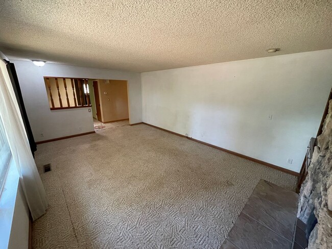 Building Photo - Paradise Oasis-3 bed 2 bath home, Back yard, covered deck, garage, no cats