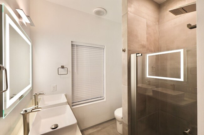 Building Photo - 902 Montana St