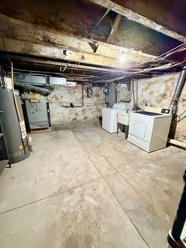 Building Photo - 3 bed 2.5 bath in Port Richmond with Garag...