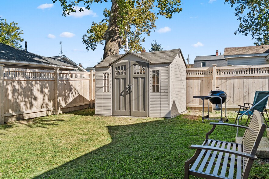 Building Photo - 4826 Hiawatha Dr