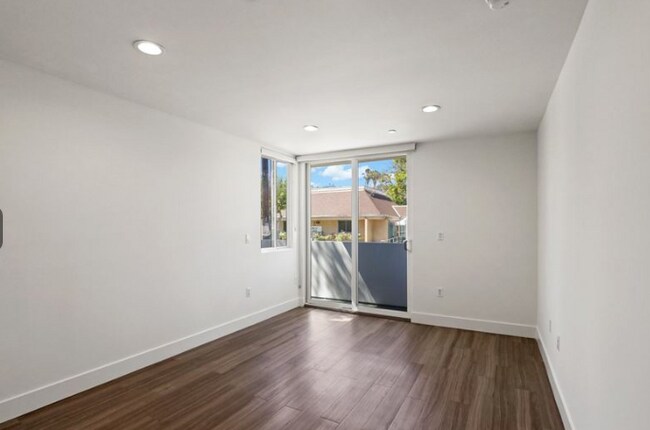 Building Photo - 833 N Edinburgh Ave Los Angeles, CA 90046