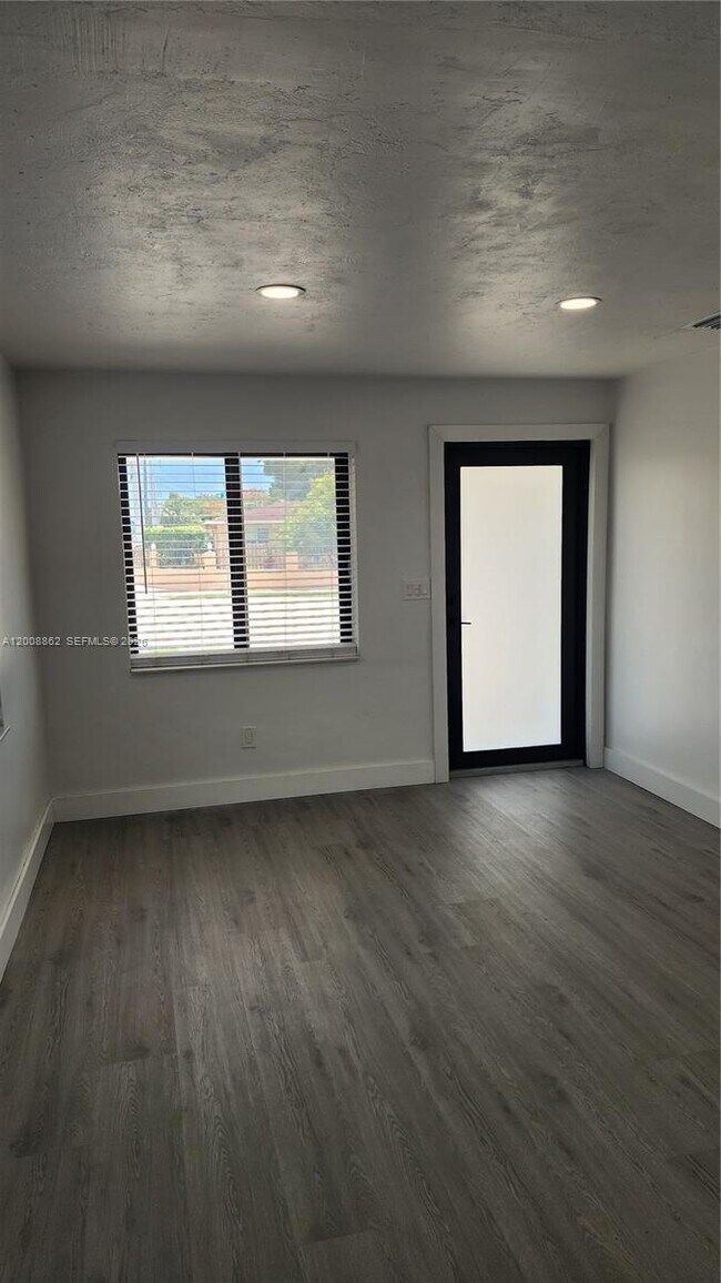 Building Photo - 8701 SW 36th St