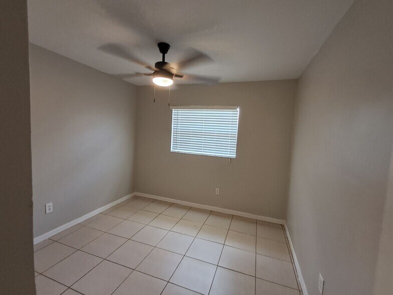 Building Photo - 3/2 Duplex in Lehigh HALF OFF THE FIRST MONTH!!!!