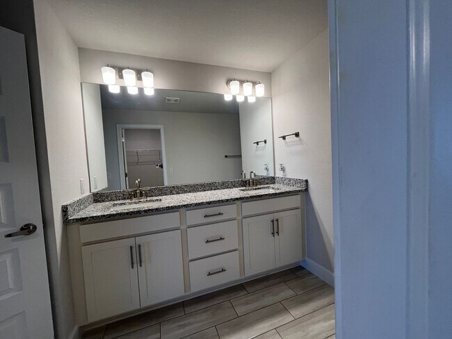 Building Photo - 2567 Averland Lp