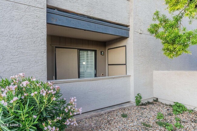 Building Photo - 1402 E Guadalupe Rd