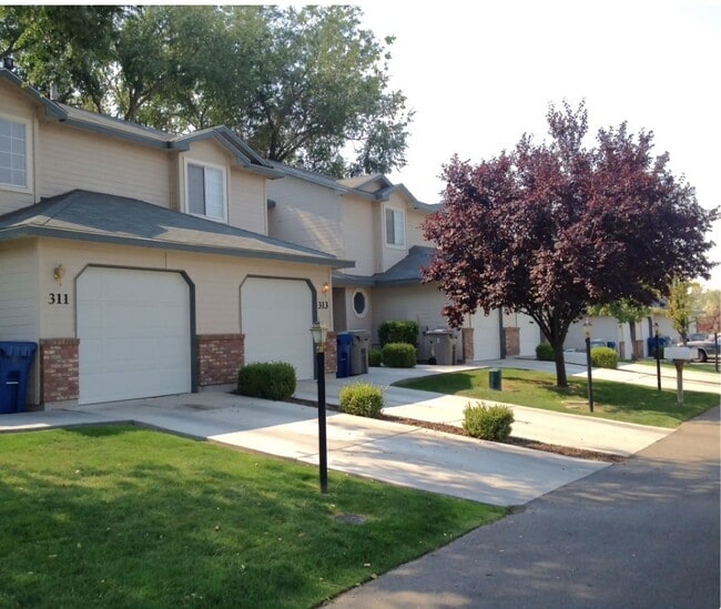 Primary Photo - Beautiful 3 bed 1.5 bath Townhome with gar...