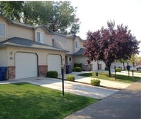 Building Photo - Beautiful 3 bed 1.5 bath Townhome with gar...