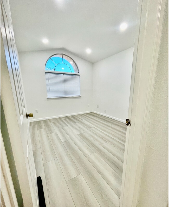 Building Photo - 2828 Hillcrest Ave