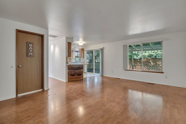 Building Photo - 3-bedroom, 2.5-bathroom home located in Fe...