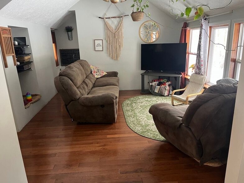 House will not come furnished. - 9075 17 Mile Rd