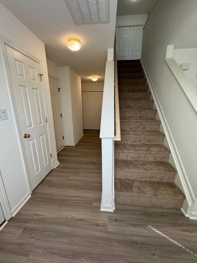 Building Photo - 147 Springwood Ln