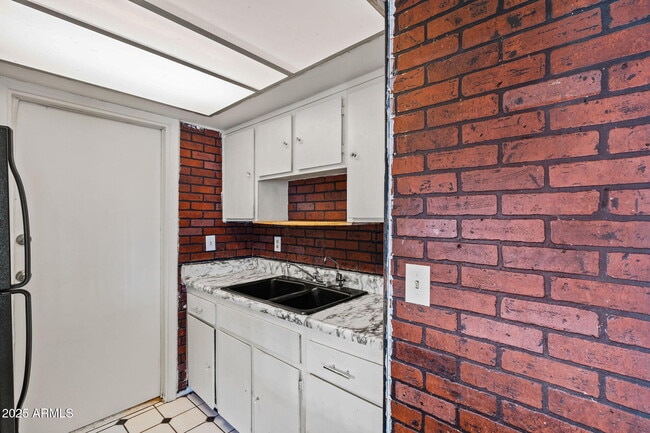Building Photo - 13 E Desert Dr