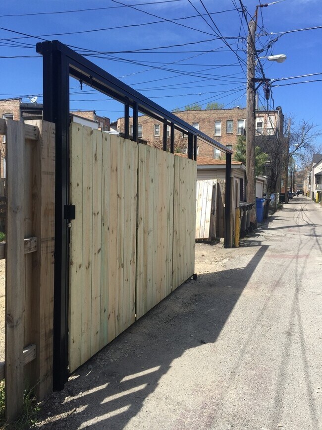 Building Photo - 3448 W Drummond Pl