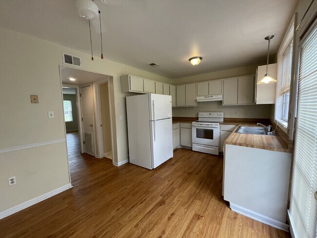 Building Photo - Home For Rent