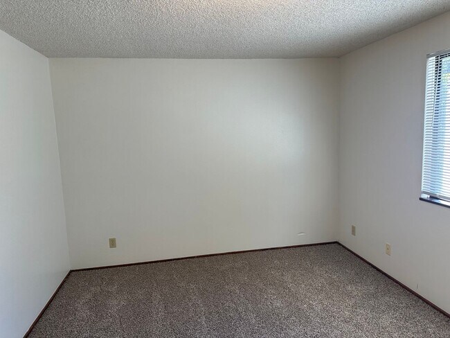Building Photo - 2 bedroom 1.5 bathroom duplex in quiet Thurston neighborhood!