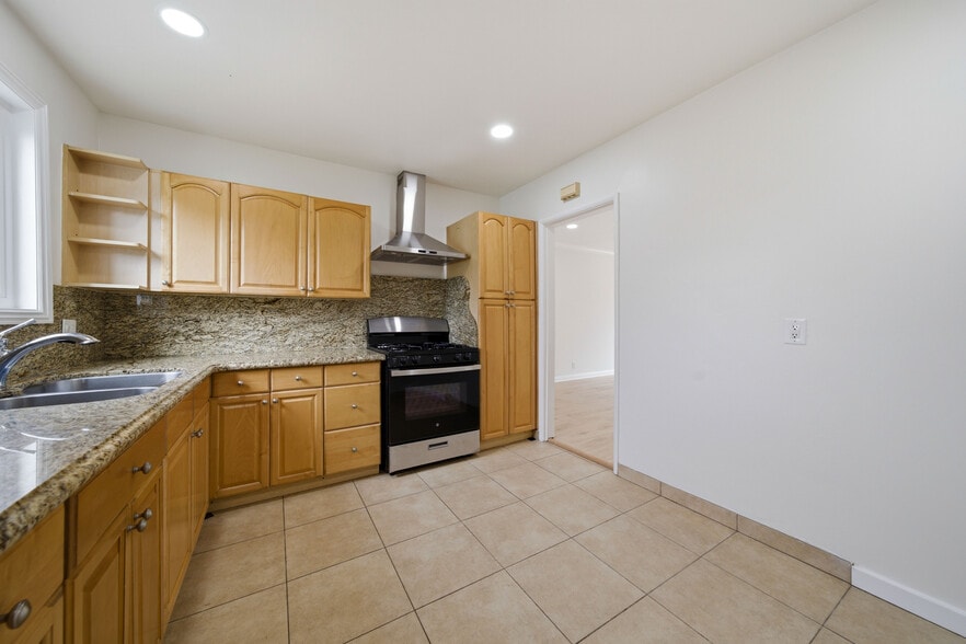 Building Photo - 16306 S Denver Ave