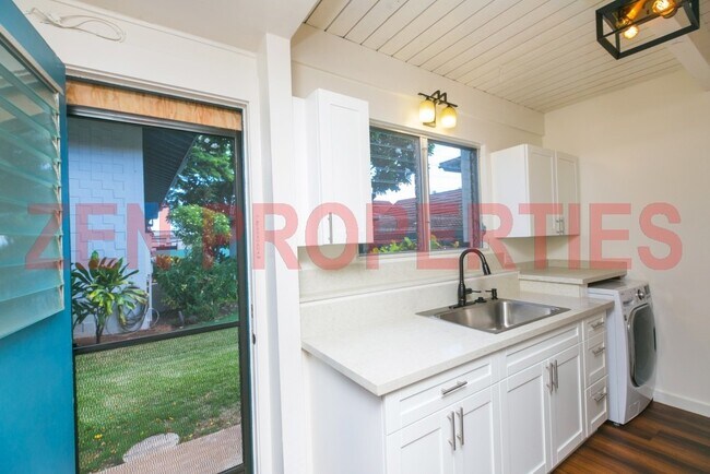 Building Photo - 1379 Hunakai St