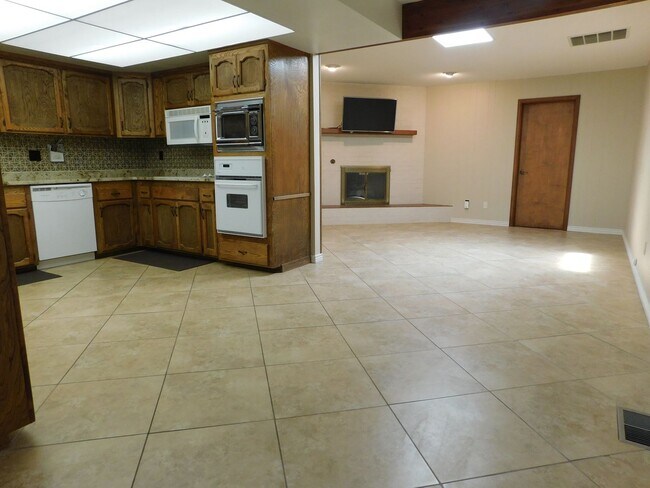 Building Photo - Vintage 70's Unit Available