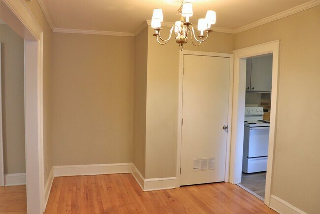 Building Photo - Charming 2-bedroom waiting to be yours !!