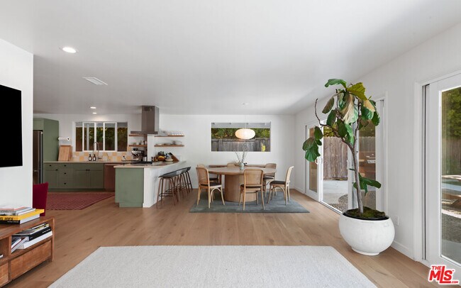 Building Photo - 6202 Frondosa Dr