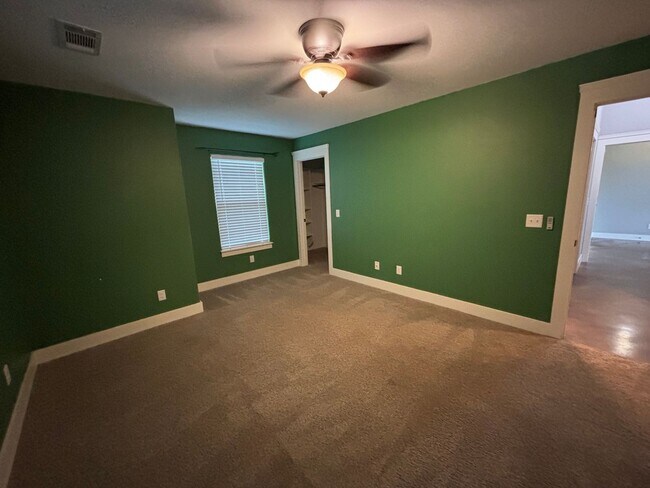 Building Photo - Need some space?? This is the place!!