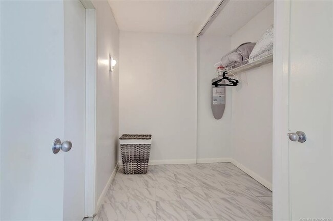 Building Photo - 410 W 7th St #1521